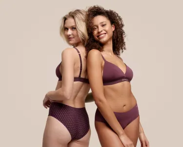 Campagne foto van een vrouw die de ONTHATASS vrouwenkleding draagt