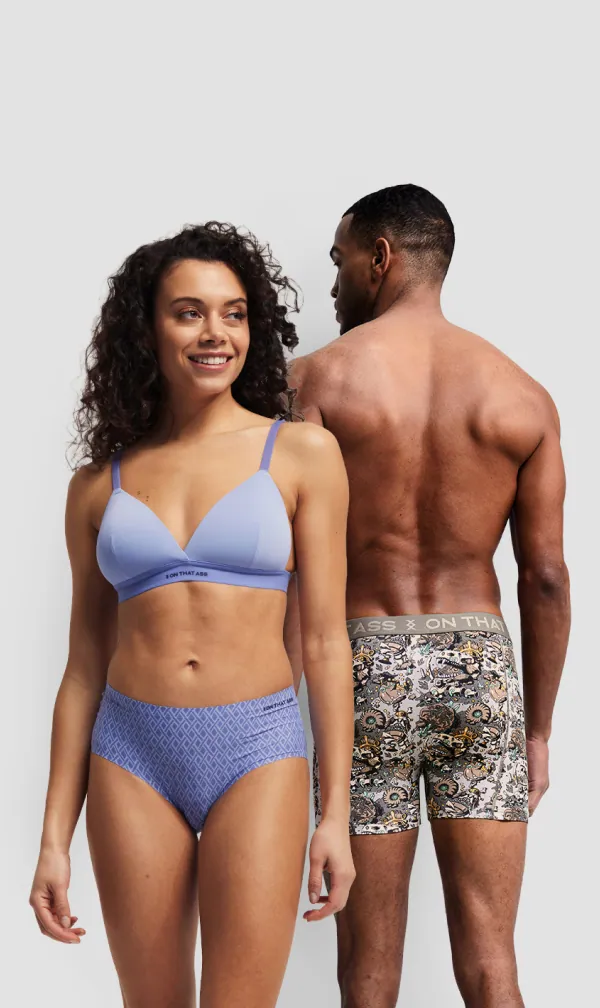Een vrouw die de ONTHATASS vrouwenkleding draagt en een man die de ONTHATASS mannenkleding draagt