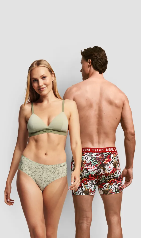 Une femme qui porte les vêtements pour femmes de l'esprit et un homme qui porte les vêtements pour hommes