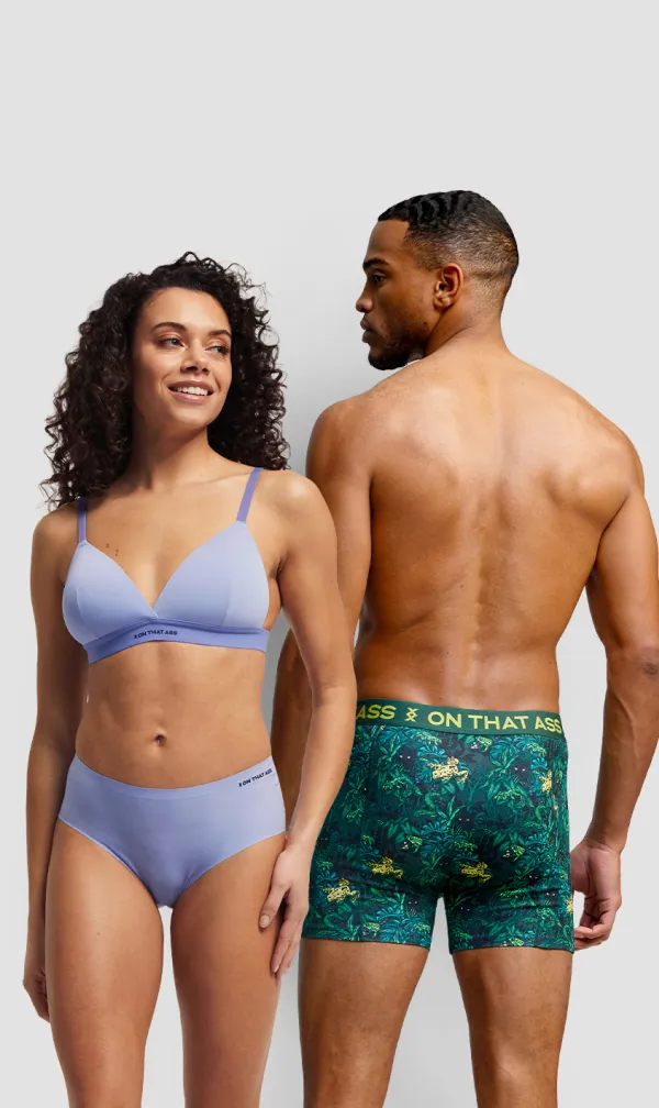 Une femme qui porte les vêtements pour femmes de l'esprit et un homme qui porte les vêtements pour hommes